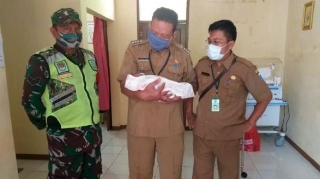 Terbungkus Kain Sarung, Warga Pandeglang Temukan Bayi Berumur 6 Jam