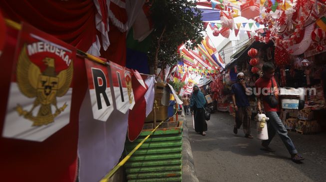 Suasana di Pasar Jatinegara yang dipadati oleh pedagang yang menjual pernak-pernik kemerdekaan di Jakarta, Rabu (5/8/2020). [Suara.com/Angga Budhiyanto]