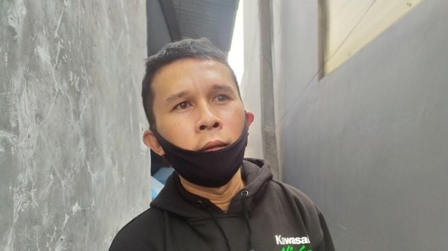 Chandra, eks suami AHO, wanita yang tewas dalam kondisi dilakban dan terikat di atas ranjang sebuah apartemen di Depok. (SuaraJabar.id/Supriyadi).