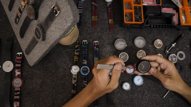 Pekerja menyelesaikan pembuatan jam tangan dari semen di Workshop Lakanua, Bandung, Jawa Barat, Rabu (5/8/2020). [ANTARA FOTO/Novrian Arbi]