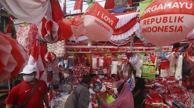 Pedagang melayani pembeli di lapaknya di Pasar Jatinegara, Jakarta, Rabu (5/8/2020). [Suara.com/Angga Budhiyanto]