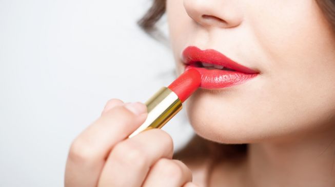 Ilustrasi menggunakan lipstik merah. (Shutterstock)