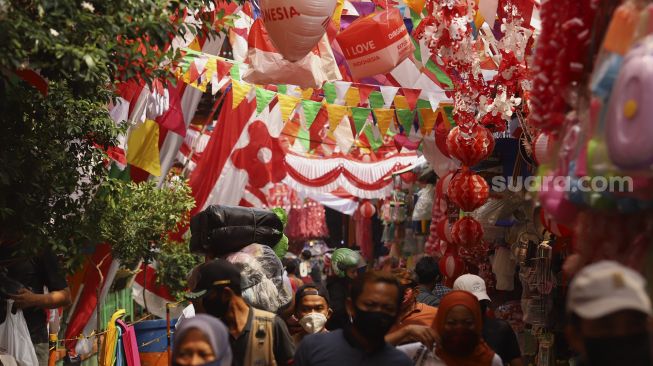 Aktivitas jual beli pernak-pernik kemerdekaan di Pasar Jatinegara, Jakarta, Rabu (5/8/2020). [Suara.com/Angga Budhiyanto]