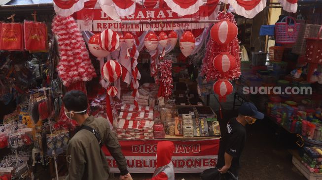 Suasana di Pasar Jatinegara yang dipadati oleh pedagang yang menjual pernak-pernik kemerdekaan di Jakarta, Rabu (5/8/2020). [Suara.com/Angga Budhiyanto]