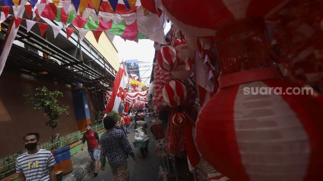 Suasana di Pasar Jatinegara yang dipadati oleh pedagang yang menjual pernak-pernik kemerdekaan di Jakarta, Rabu (5/8/2020). [Suara.com/Angga Budhiyanto]