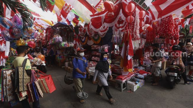 Aktivitas jual beli pernak-pernik kemerdekaan di Pasar Jatinegara, Jakarta, Rabu (5/8/2020). [Suara.com/Angga Budhiyanto]