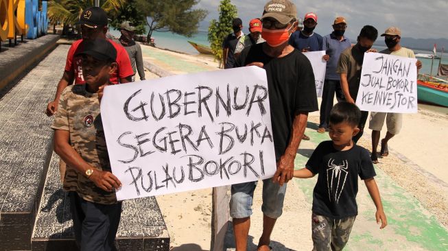 Warga Suku Bajo yang menjadi penjual jasa pengantaran wisatawan melakukan aksi menolak investor asing di Pulau Bokori, Kecamatan Soropia, Konawe, Sulawesi Tenggara, Rabu (5/8/2020). [ANTARA FOTO/Jojon]