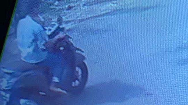 Tangkapan layar terduga pelaku pencuri motor milik Uti, warga Lebak, terekam CCTV saat membawa kabur motor Honda Scoopy. [Ist]