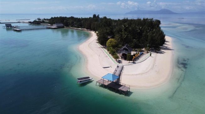 Foto udara lokasi wisata Pulau Bokori yang direncanakan dikelola investor asing di Kecamatan Soropia, Konawe, Sulawesi Tenggara, Rabu (5/8/2020). [ANTARA FOTO/Jojon]