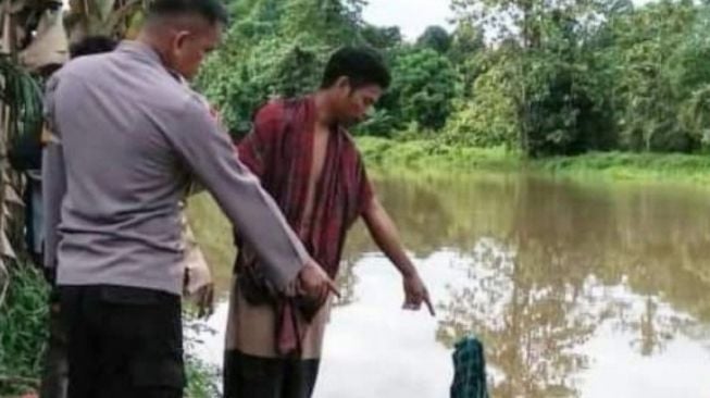 Tersisa Cuma Sarungnya, Emak-emak Hilang Diterkam Buaya saat BAB di Kali