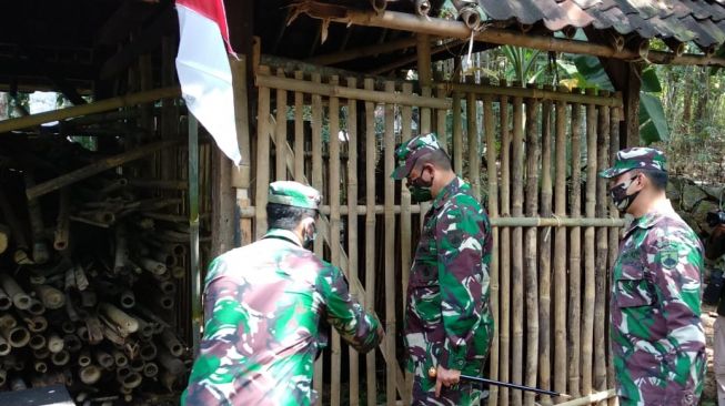 Sempat Serumah dengan Kambing, Lansia Ini Dapat Rumah Baru dari TNI