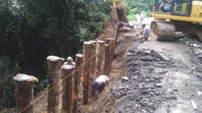 Pasca Amblas, Dinas PUPR Sumbar Bangun Jalan Darurat di Kelok 10