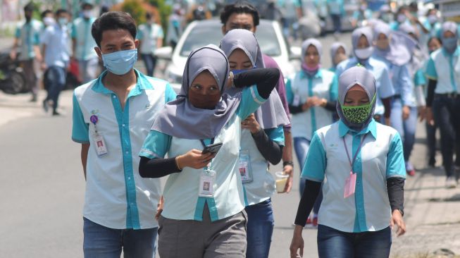 Terobosan Jokowi: Pekerja gaji di bawah Rp5 juta dapat bantuan Rp600 ribu 