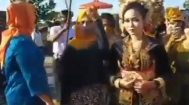 Syok Mantan Pacar Jadi Pengiring Pengantin, Wanita Ini Menangis Histeris