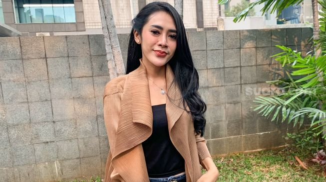 Aktris Vernita Syabilla berpose saat ditemui di Kawasan Tandean, Jakarta Selatan, Kamis (6/8). [Suara.com/Alfian Winanto]