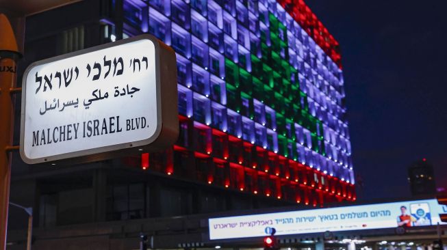 Suasana di depan Gedung Balai Kota yang diterangi dengan bendera Lebanon di Tel Aviv, Israel, Rabu (5/8).  [Jack Guez/AFP]