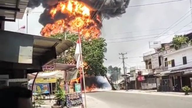 Truk Tangki BBM Meledak di Medan Milik Pertamina