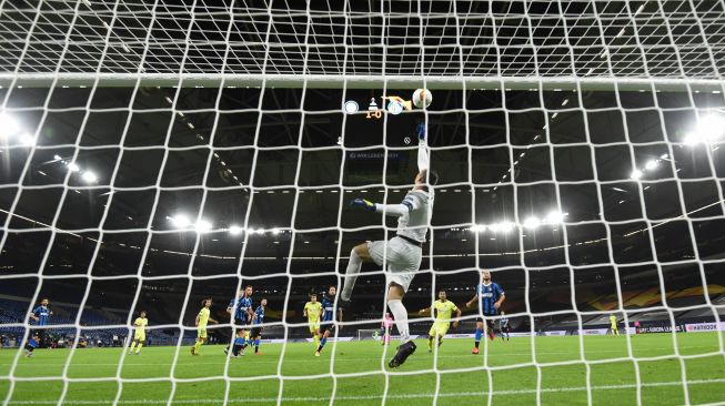 Penjaga gawang Inter Milan Samir Handanovic, melompat untuk menghalau bola pada selama pertandingan sepak bola babak 16 besar Liga Europa UEFA Inter Milan melawan Getafe di Gelsenkirchen, Jerman, Kamis (6/8) dini hari WIB. [INA FASSBENDER / AFP / POOL]