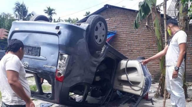 Gerebek Kasus Narkoba, Petugas Kabur dan Mobil BNN Dirusak Massa