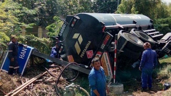 Truk BBM Meledak di Medan, Api Berkobar Besar di Jalan Titi Pahlawan