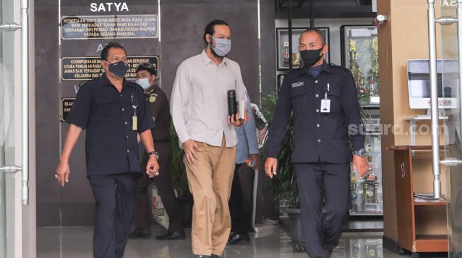 Aktor Dwi Sasono usai menjalani pemeriksaan di Kejaksaan Negeri Jakarta Selatan, Kamis (6/8). [Suara.com/Alfian Winanto]