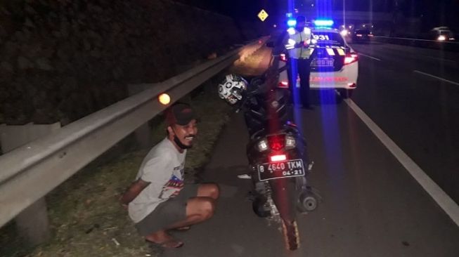 Santai Masuk Tol JORR, Pemotor Mabuk Cengar-cengir usai Ditangkap Polisi