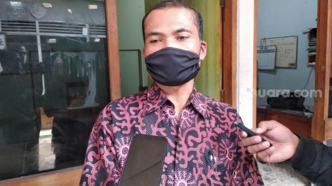 Ketua Paguyuban Pelestari Sumber Mata Air Kali Boyong Wasi memberi keterangan kepada wartawan usai mengadu ke LBH Kota Yogakarta, Kotagede, Kamis (6/8/2020). - (SuaraJogja.id/Muhammad Ilham Baktora)