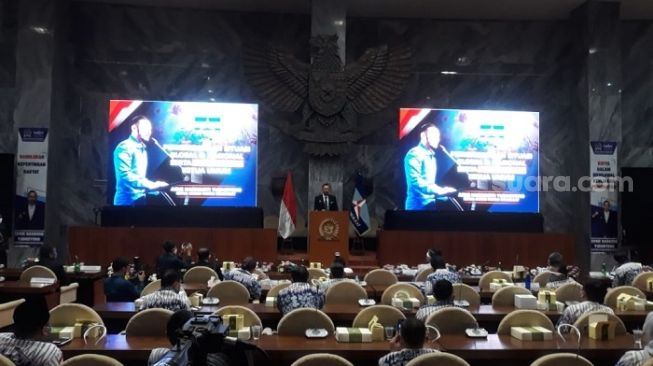 Jeda Pidato di Depan Fraksi Demokrat di DPR, AHY Minta Coffee Mix