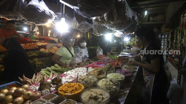 Pedagang melayani pembeli di Pasar Senen, Jakarta, Kamis (6/8/2020). [Suara.com/Angga Budhiyanto]