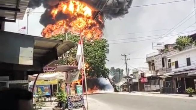 DUAAARR! Truk BBM Meledak di Medan Hingga Terbakar, Api Berkobar Besar