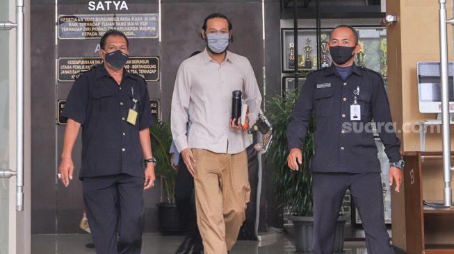 Aktor Dwi Sasono berjalan keluar usai menjalani pemeriksaan terkait kasus narkoba yang menjerat dirinya di Kejaksaan Negeri Jakarta Selatan, Kamis (6/8). [Suara.com/Alfian Winanto]