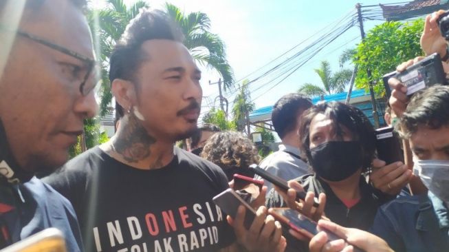 Penuhi Panggilan, Hari Ini Jerinx SID Datangi Polda Bali