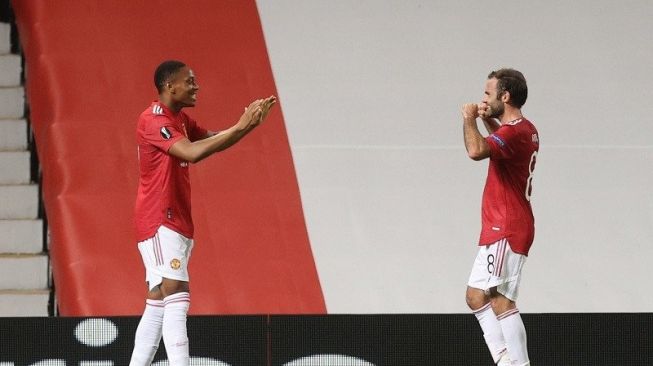 Penyerang Manchester United, Anthony Martial (kiri), melakukan selebrasi bersama Juan Mata seusai mencetak gol penentu kemenangan atas LASK Linz dalam laga leg kedua babak 16 besar Liga Europa di Stadion Old Trafford, Manchester, Inggris, Rabu (5/8/2020) waktu setempat. (ANTARA/REUTERS/Carl Recine) 