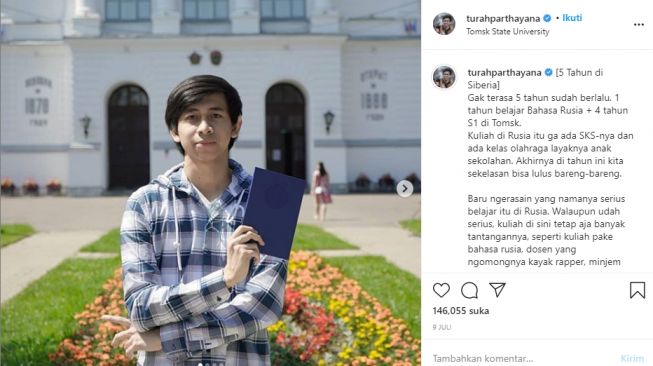 Turah Partayana menunjukkan skripsi hasil belajar di Rusia selama lima tahun. - (Instagram/@turahpartayana)