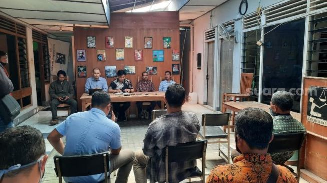 Sejumlah warga dari 6 Padukuhan di Sleman mendatangi LBH Kota Yogyakarta untuk mengadu atas penambangan galian C yang akan dilakukan perusahaan penambangan di Kali Boyong, Kamis (6/8/2020). - (SuaraJogja.id/Muhammad Ilham Baktora)