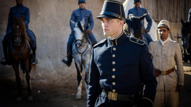 Robert Pattinson di film Waiting for the Barbarians