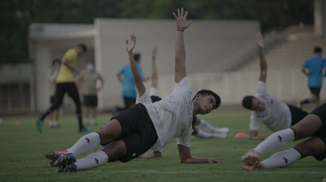 Latihan perdana Timnas Indonesia senior (jersey putih) dan U-19 (jersey biru) di Stadion Madya, Jakarta, Jumat (7/8/2020). (dok. PSSI).