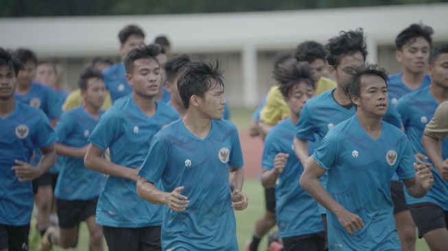 Latihan perdana Timnas Indonesia senior (jersey putih) dan U-19 (jersey biru) di Stadion Madya, Jakarta, Jumat (7/8/2020). (dok. PSSI).