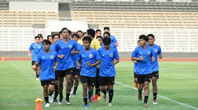 Latihan Perdana Timnas Indonesia senior (jersey putih) dan Timnas Indonesia U-19 jersey biru di Stadion Madya, Senayan, Jakarta, Jumat (7/8/2020). (dok. PSSI).