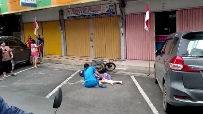 BRUUUKK! Nenek-nenek Jatuh dari Lantai 4 Ruko Komplek Penuin Centre Batam