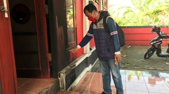 Lokasi bom molotov yang membakar pintu dan daun jendela kantor DPC PDIP Cianjur, Jumat (7/8/2020) dini hari. (Ayobandung.com/M Ikhsan)