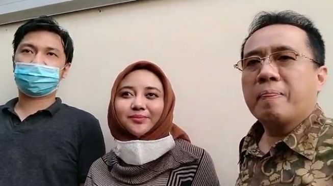 Pacar Elvia Cerolline, Desty Aprilia atau Lia (tengah) [Suara.com/Evi Ariska]
