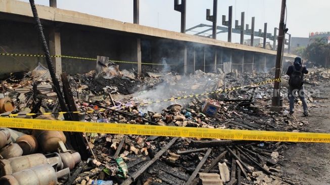 Penampakan Pasar Timbul, Jakarta Barat sesudah dilanda kebakaran Jumat (7/8/2020) dini hari. (Suara.com/Bagaskara).