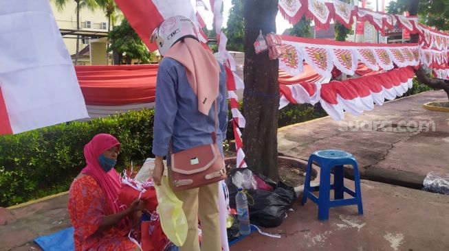 Nenek-nenek Penjual Bendera Ngeluh, Cuma Dapat Seratusan Ribu Perhari