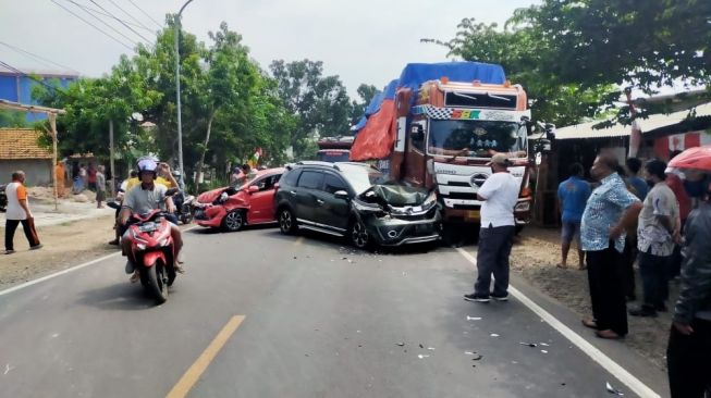 Habib Kecelakaan di Gresik, Mobilnya Ringsek Ditabrak Truk di Jalan Pantura