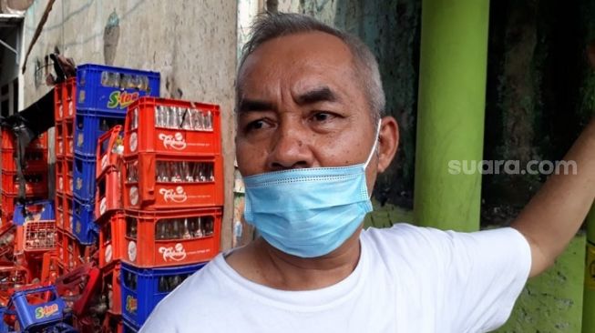 Ahmad Gozali (58), salah satu pemilik toko kelontongan yang hangus terbakar di Pasar Timbul, Jakarta Barat. (Suara.com/Bagaskara).