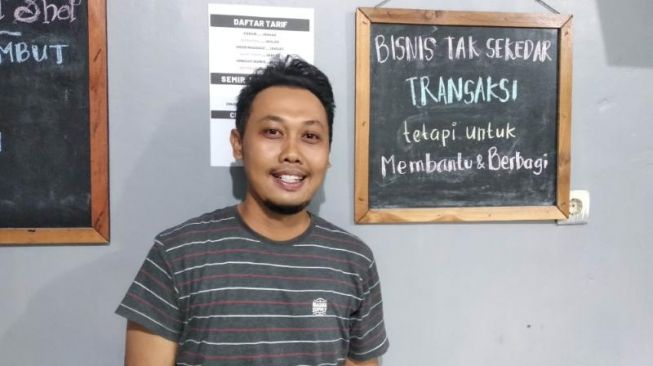 Pemilik usaha babershop tarif seikhlasnya, Wahyu Kartiko Condro, ditemui di barbershop miliknya di Mlati, Sleman, DI Yogyakarta, Kamis (7/8/2020).. - (SuaraJogja.id/Muhammad Ilham Baktora)