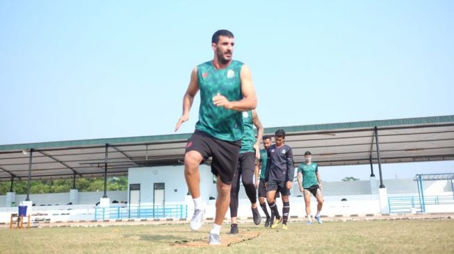 Pemain asing Tira Persikabo, Artyom Filiposyan, sudah mengikuti sesi latihan usai mudik dari Uzbekistan. (dok. Tira Persikabo).