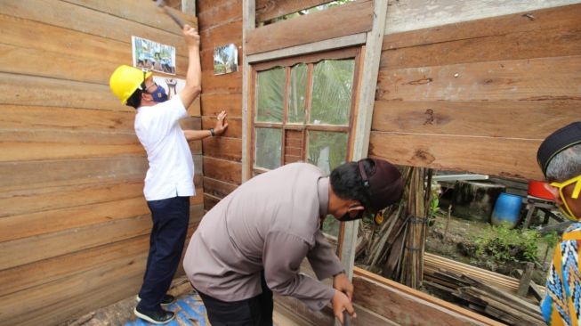 Kepala Balai Pelaksana Penyediaan Perumahan (BP2P) Kalimantan I Direktorat Jenderal Perumahan Kementerian PUPR, Andy Suganda saat meluncurkan Program BSPS Tahun 2020 di Kabupaten Mempawah, Kamis (6/8/2020). (Dok : PUPR). 