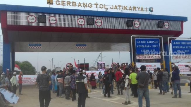 Duit Pembebasan Lahan Belum Dibayar Pengadilan, Warga Blokade Tol Jatikarya